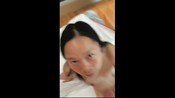 adolescente morena bonita chupando pau e ficar facial em vídeo pornô webcam caseiro amador