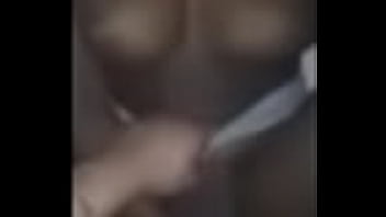 adolescente quente tem orgasmo gritando em vídeo pornô amador