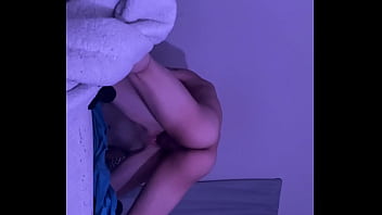 色情片 业余 苗条 少女 凸轮女孩 喷在网络摄像头上