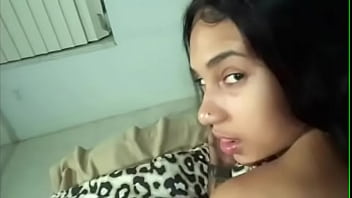 adolescente de ébano força sua garota a esguichar pornografia caseira