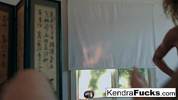 jovem vagabunda apertado gueto adolescente negro africano montando galo turista em vídeo pornô caseiro